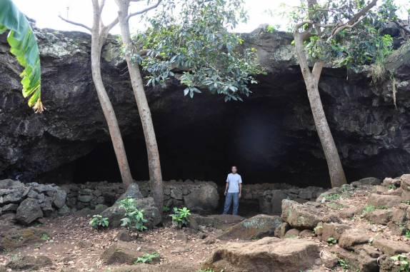 Entrada principal de Ana Te Panu, uma das cavernas que servia de moradia e refúgio para os antigos habitantes de Rapa Nui (ou Ilha de Páscoa), ilha chilena no meio do Oceano Pacífico